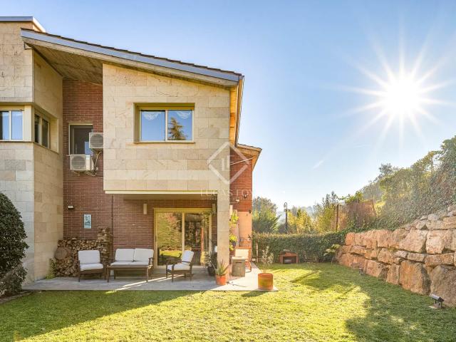 Lucas Fox presenta esta encantadora casa a tres vientos en e. 275m² Vallromanes
