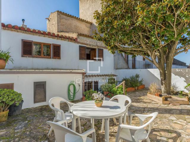 Lucas Fox presenta esta encantadora casa de pueblo con licen. 315m² Begur