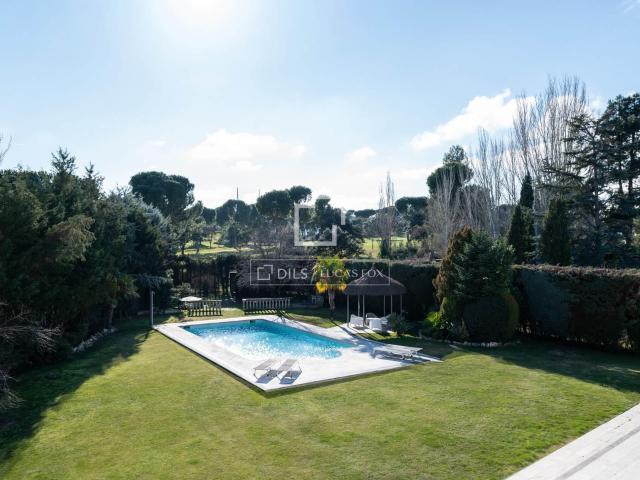 Lucas Fox presenta esta espectacular casa independiente en u. 1293m² Ciudalcampo