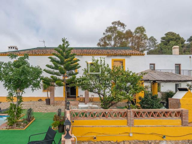 Casa rural reformada con 11 dormitorios, piscina, zona ecues. 568m² Málaga