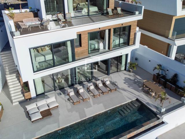 Lucas Fox presenta esta espectacular villa de obra nueva en. 590m² La Herradura