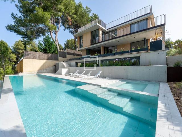 Lucas Fox presenta esta espectacular villa independiente de. 399m² Tarragona