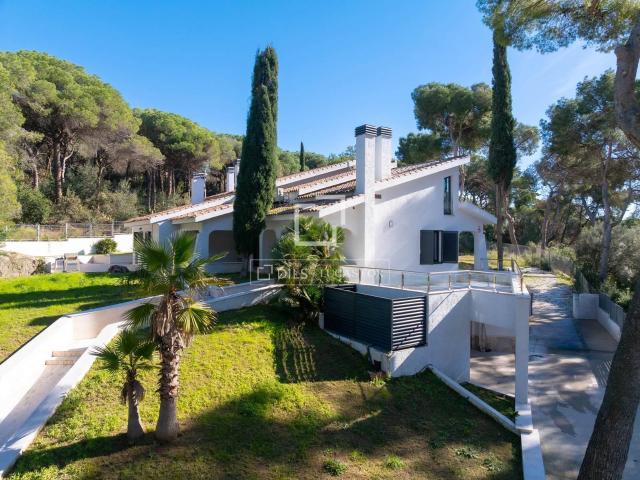 Lucas Fox presenta esta excepcional villa independiente, com. 832m² Cabrera de Mar