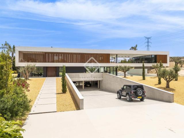 Lucas Fox presenta esta exclusiva villa con una amplia parce. 667m² Alicante