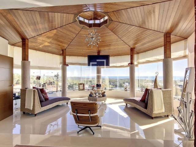 Lucas Fox presenta esta exclusiva villa de 541 m² construida. 541m² Cunit