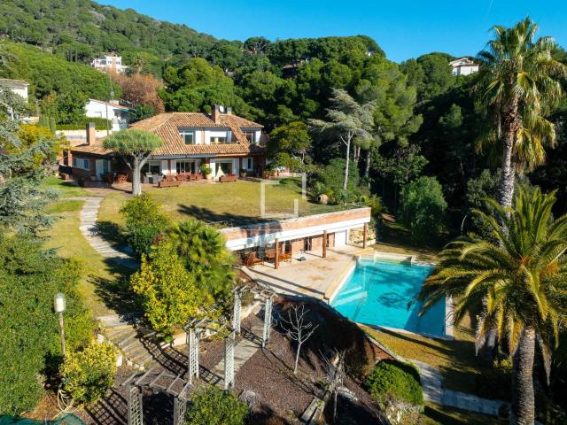 Lucas Fox presenta esta exclusiva villa de lujo situada en u. 617m² Premia de Dalt