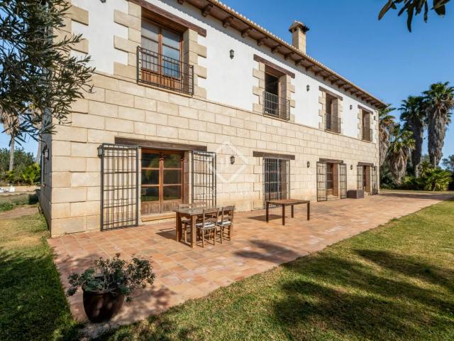 Lucas Fox presenta esta impresionante masía sobre una extens. 827m² Elche
