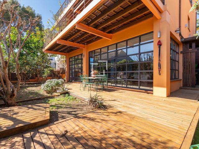 Lucas Fox presenta esta impresionante casa de tres plantas s. 330m² Castelldefels