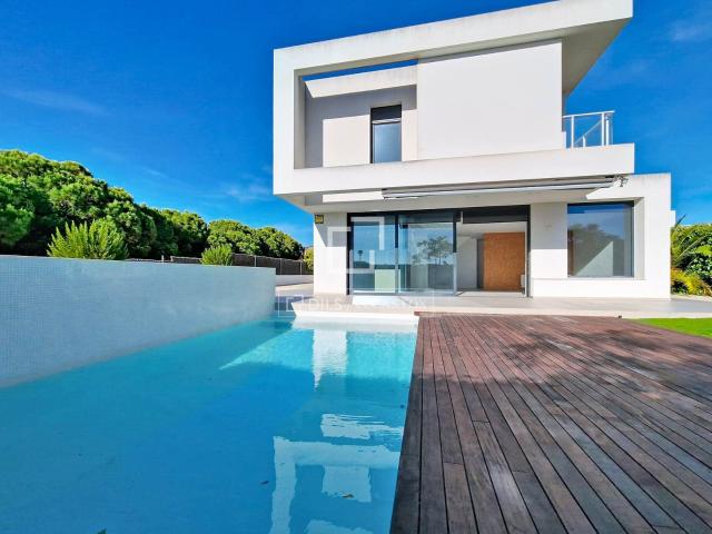 Lucas Fox presenta esta magnífica villa de diseño contemporá. 217m² Vilanova I la Geltru