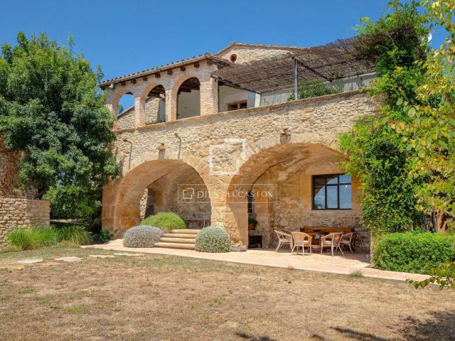 Lucas Fox presenta esta masía del siglo Xviii, situada en un. 1196m² Vilademuls