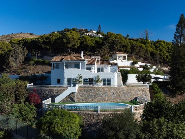 Lucas Fox presenta esta singular villa, de las más refinadas. 384m² Salobreña