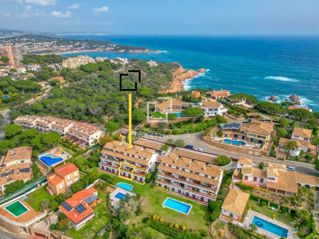 Lucas Fox presenta este atractivo piso dúplex en una de las. 130m² Sant Feliu de Guíxols
