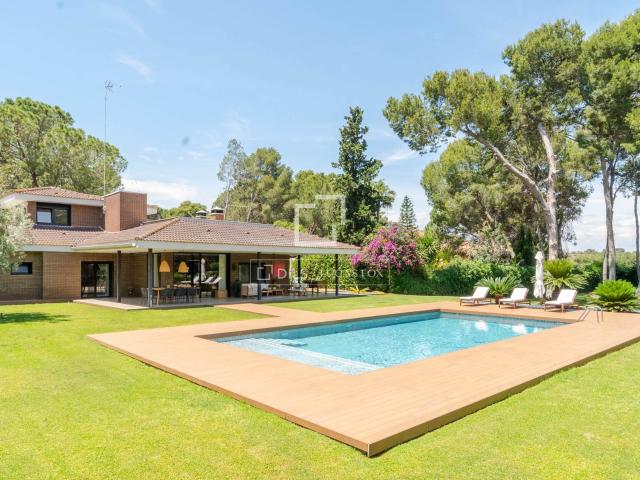 Lucas Fox presenta una exclusiva casa en venta en el área me. 392m² Godella