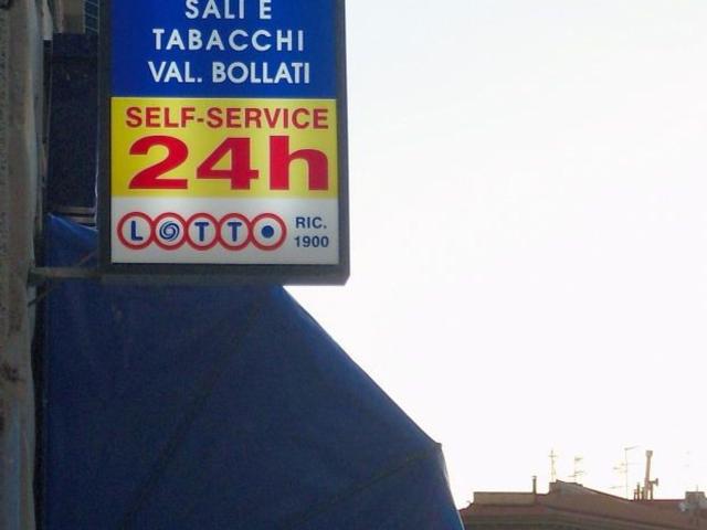 Lucca NS. Esclusiva! Tabaccheria super avviata con Ricevitoria completa e slots e Bar. Locali belli e visibili con affitto modico lungo strada con forte passaggio facilmente accessibile. Aggi elevatissimi ben oltre i parametri standard. Info in agenzia