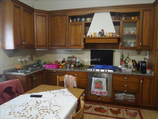 Lucignano vendesi terratetto in posizione collinare porzione. 213m² Lucignano