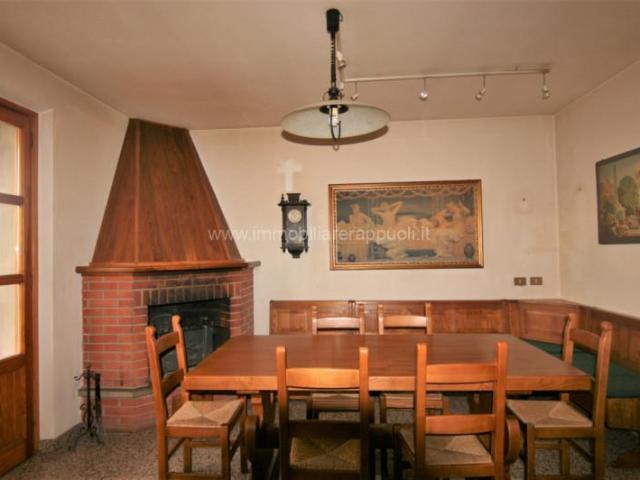Lucignano vendesi in posizione collinare nella immediata per. 300m² Lucignano
