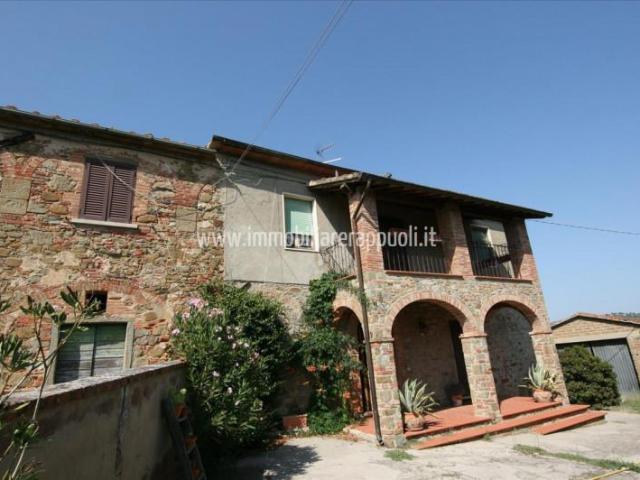 Lucignano vendesi in posizione collinare con vista panoramic. 298m² Lucignano