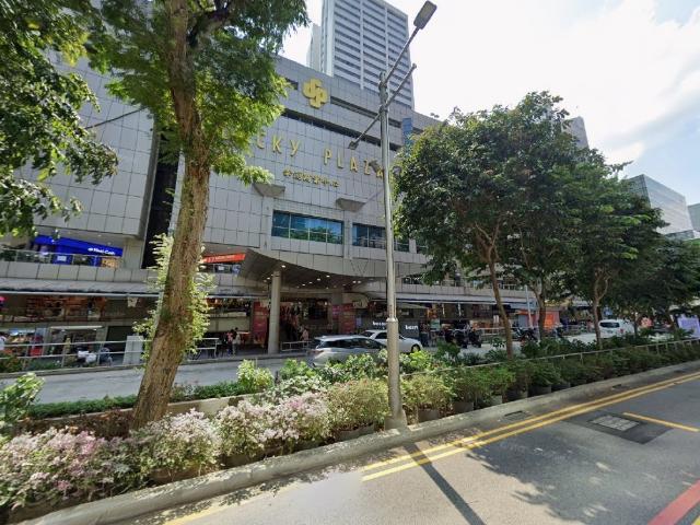 Lucky Plaza Mall Shop For Rent, $27,000884 sqft $30.54 psf