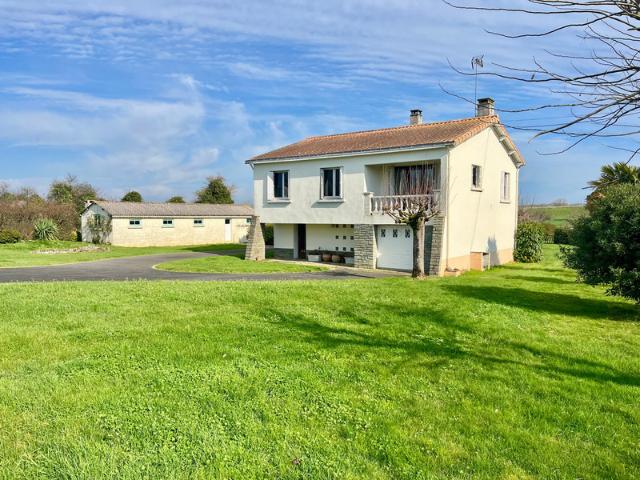 LUCON 85400 AU CALME ET PROCHE TOUTES COMMODITES AGREABLE MAISON 4 CHAMBRES AVEC ANNEXE SUR 1000M²