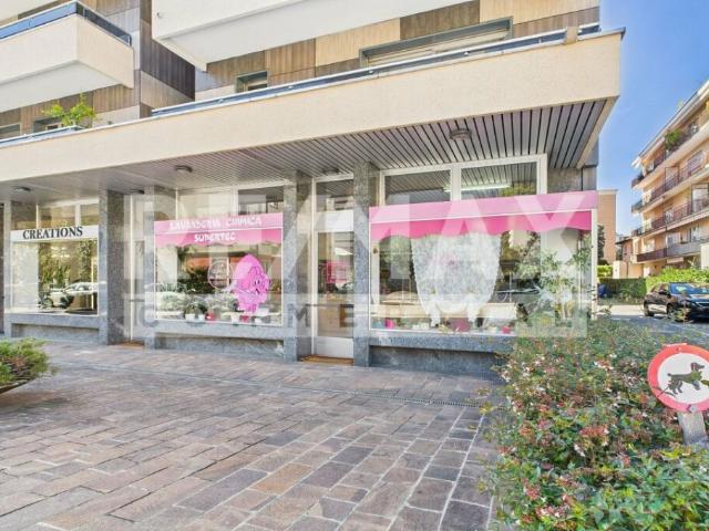 Lugano Cassarate  Locale commerciale con grande visibilità in vendita