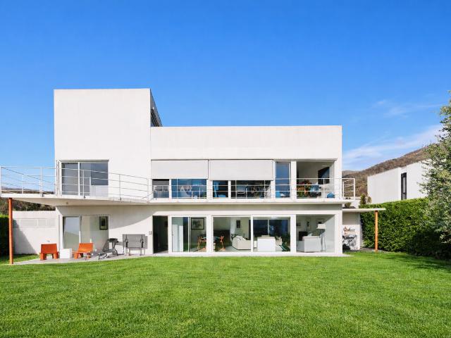 Lugano, Dino: Moderne Villa mit Garten, Terrassen und freier Aussicht