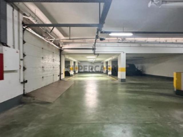 Lugar de Garagem no Centro da Póvoa Próximo da Praia e Serviços, Acesso Fácil
