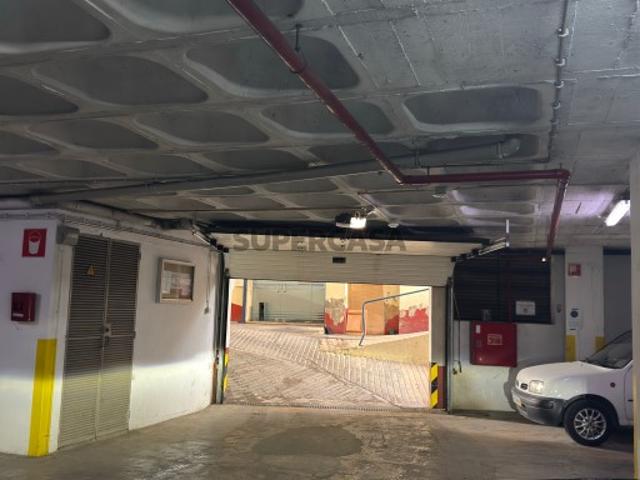 Lugar de parqueamento em garagem fechada, para venda no Montijo