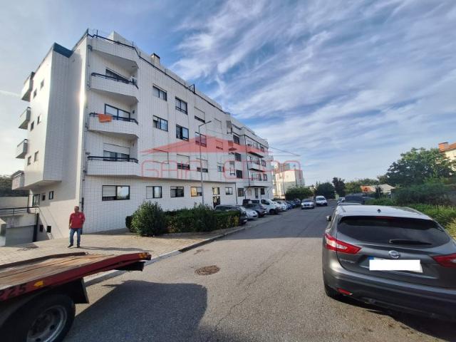 Lugar de Garagem em Oliveira do Douro Rua La Réole