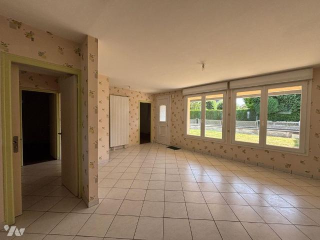 LUITRE, Dans un bourg proposant toutes les commodités, Maison de plain pied offrant séjour, cui.