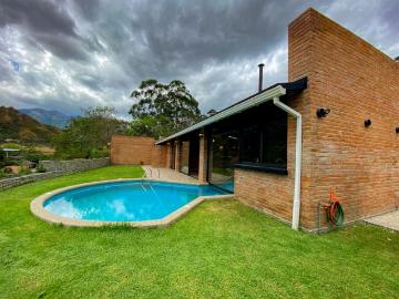 Lujo moderno en un ambiente rústico: casa de un solo nivel con piscina cubierta, características inteligentes y un entorno idílico