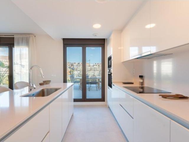 Lujo y modernidad en Las Mesas: espectacular apartamento con solárium privado en Estepona