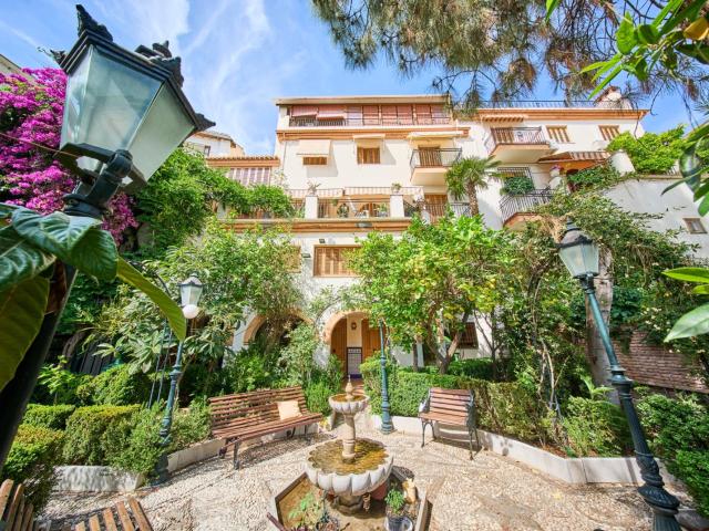 LUJOSO CHALET EN LOS JARDINES DE LA ALHAMBRA