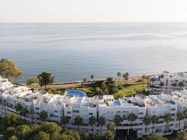 Lujoso apartamento con impresionantes vistas al mar en la Nu. 113m² Estepona