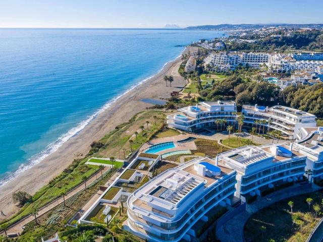 Lujoso apartamento frente a la playa con jardín privado