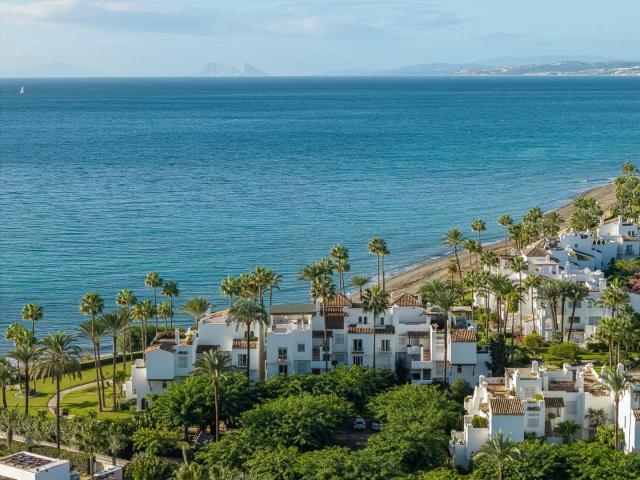 Lujoso apartamento totalmente reformado frente al mar y en primera línea de playa en Alcazaba Beach, Estepona