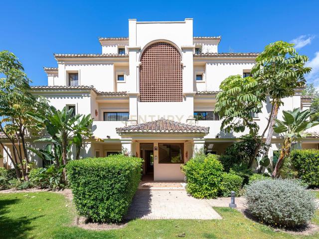 Lujoso Ático de 3 Dormitorios en Capanes del Golf, Benahavís Vistas Panorámicas y Servicios Exclusivos