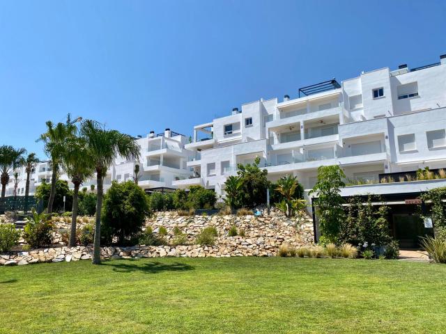 Lujoso ático moderno con impresionante solárium y vistas al mar en Punta Prima