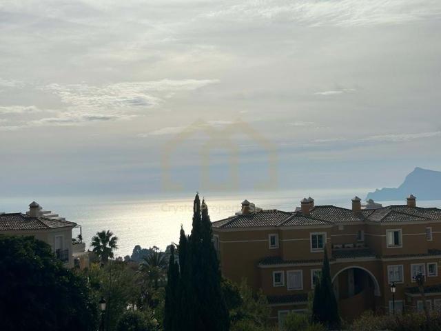 Lujoso Bungalow de 3 Plantas en Altea Hills con Vistas Panorámicas y Piscina Comunitaria