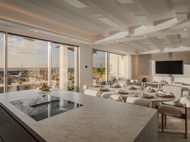 Lujoso Dúplex en Primera Línea con Impresionantes Vistas al Puerto Banús