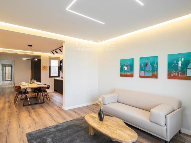 Lujoso Piso de 2 Dormitorios con Patio Privado en Venta en E. 117m² Barcelona