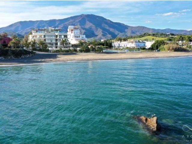 Lujosos apartamentos de 2 y 3 dormitorios en 1ª línea de playa en urb. privada