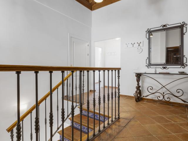 Lujosa Casa Adosada de 5 Dormitorios en La Perla de la Heredia, Marbella – Exclusividad y Soporte Integral de Reubicación