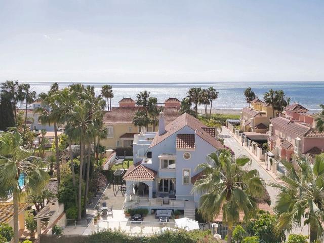 Lujosa Casa Adosada junto a la Playa en Puerto Banús – Ubicación Privilegiada y Gran Potencial de Inversión