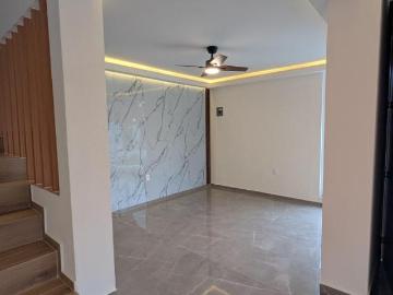 Lujosa casa, amplios espacios en esquina. Recámara en planta baja