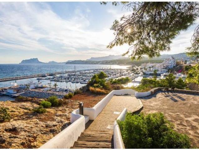 Lujosa casa moderna en el corazón de Moraira Teulada: un refugio mediterráneo contemporáneo