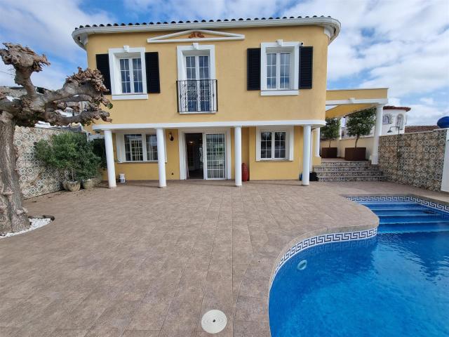 Lujosa casa reformada con amarre de 13m en la marina de Empu. 190m² Empuriabrava