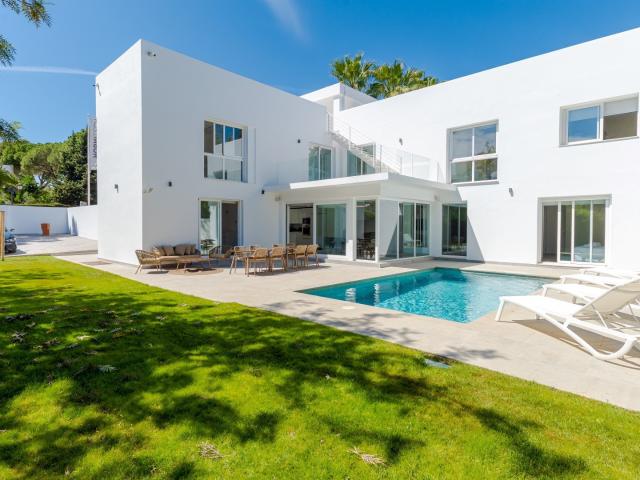 Lujosa vivienda, reformada íntegramente y situada en una de. 366m² Marbella