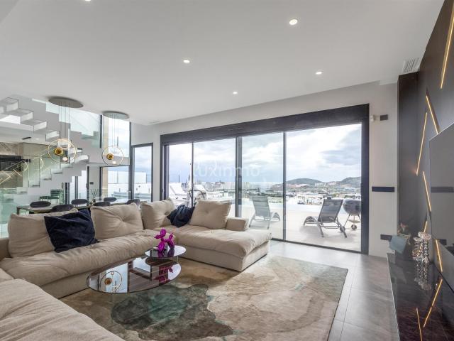 Lujosa villa de 4 dormitorios con vistas al mar en Finestrat 320m² Finestrat