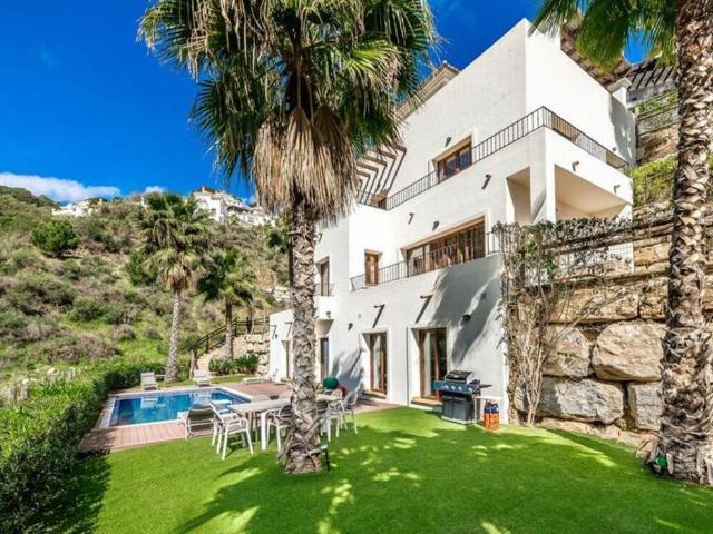 Lujosa villa de cuatro niveles con piscina privada en Benahavís Hills