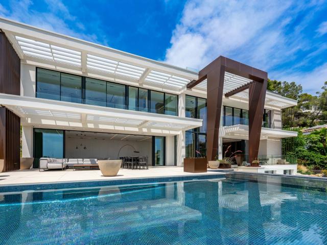 Lujosa villa de diseño con impresionantes vistas al mar